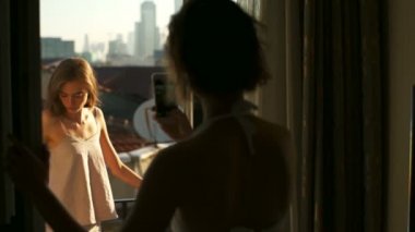 Kızlar bir balkon ağır çekim Smartphone'da tarafından fotoğrafı çekerken