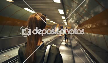 Çift metro üzerinde yürüyen merdiven yavaş gidiyor