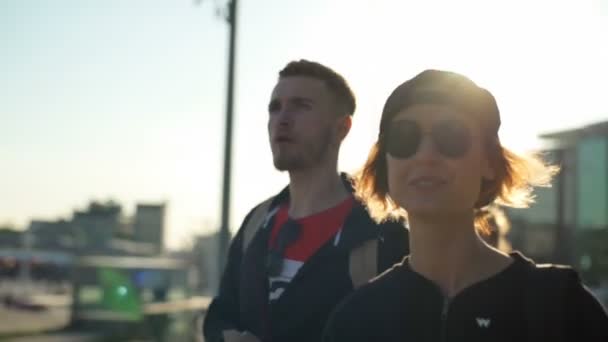 Groupe de trois touristes marchant dans la rue au ralenti — Video