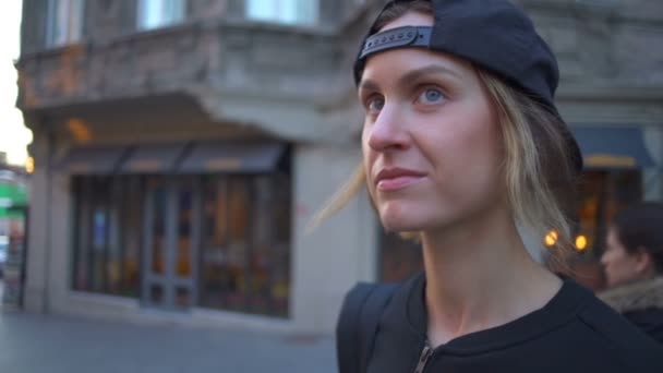 Молодая туристка смотрит вокруг улицы в центре города замедленной съемки — стоковое видео