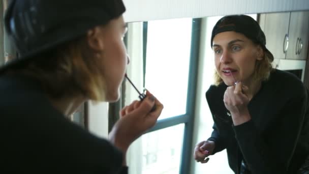 Femme applique brillant à lèvres devant miroir au ralenti — Video