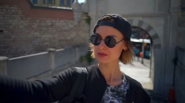 kadın selfie sokak ağır çekimde yapma