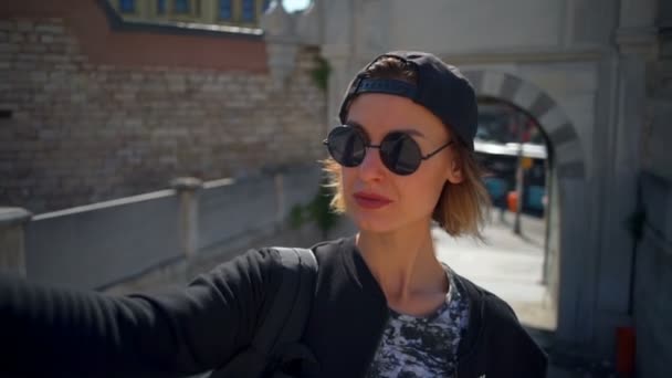 Mujer haciendo selfie en la calle cámara lenta — Vídeo de stock