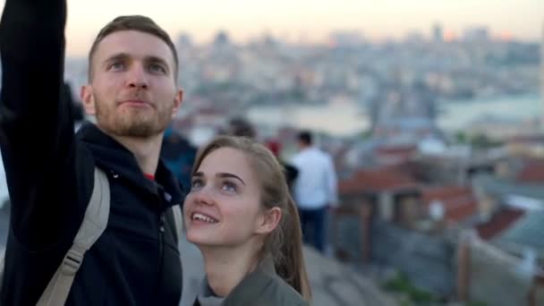 Man och kvinna att göra selfie på en takterrass med slow motion — Stockvideo