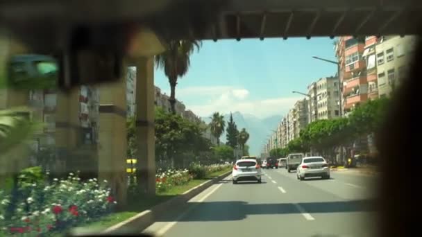 Vista del parabrisas desde un coche en movimiento en la ciudad en cámara lenta — Vídeos de Stock