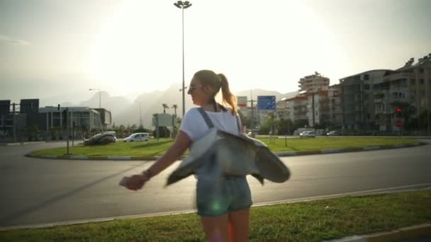 Vicces női tinédzser, spinning körül, az utcai lassítva — Stock videók