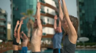 Grup yoga sınıf yakınındaki havuzu ağır çekim