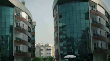 Grup yoga sınıf yakınındaki havuzu ağır çekim