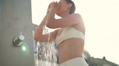 Yüzme açık havada ağır çekim duşa kostüm güzel kadın