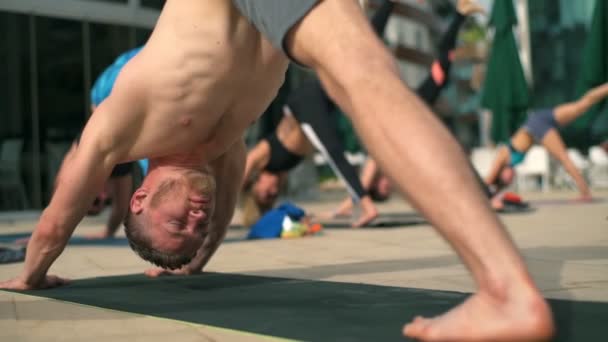 Cours de yoga de groupe près de la piscine au ralenti — Video