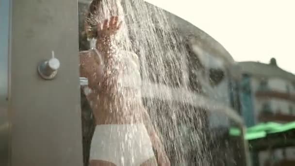 Yüzme açık havada ağır çekim duşa kostüm güzel kadın — Stok video