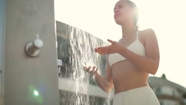 Hermosa mujer en traje de baño tomar una ducha al aire libre cámara lenta — Vídeos de Stock