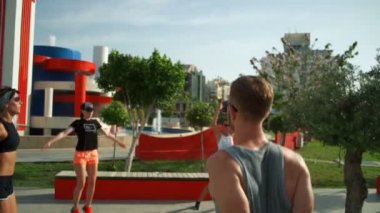 Grup iş dışarı sokak ağır çekimde