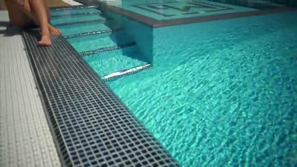 Bela jovem banho de sol feminino perto da piscina em câmara lenta hotel — Vídeo de Stock