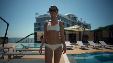 güzel erkek lüks otel aqua bölge ağır çekimde yürürken Dolly atış