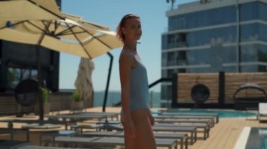 lüks otel aqua bölge ağır çekimde yürüme çekici erkek