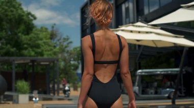 Havuzu ağır çekim yürüyüş maillot kadın arkadan görünüm kadar kapatın