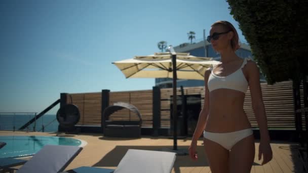 Dolly shot di bella passeggiata femminile in hotel di lusso aqua zone slow motion — Video Stock