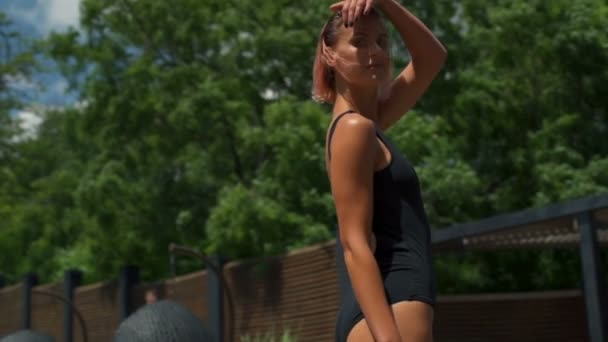 Молодая женщина в maillot позирует в аквазоне отеля замедленной съемки — стоковое видео