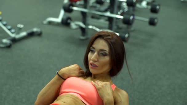 Nära håll sexig kvinna gör sit-ups på gym slow motion — Stockvideo