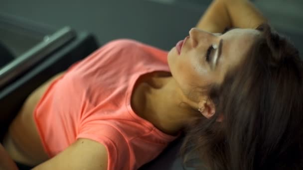 Fermer attrayant femelle ne séance d'entraînement à la salle de gym au ralenti — Video