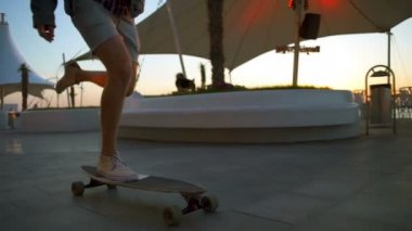 erkek bacakları longboard seafront adlı gündoğumu yavaş sürme kadar kapatın