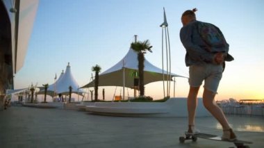 yakışıklı adam seafront adlı gündoğumu yavaş hareket, kaykay