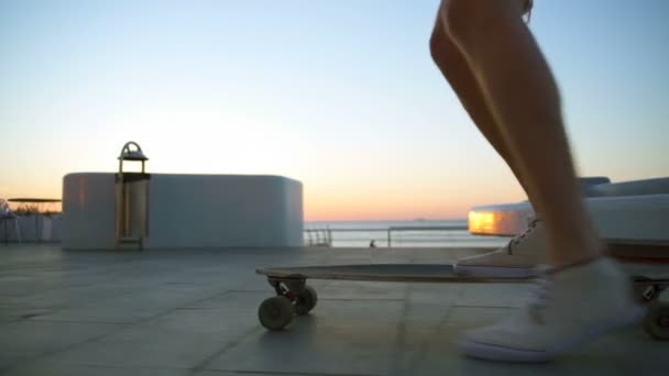 Κοντινό πλάνο αρσενικό πόδια για longboard κίνηση με την παραλία αργή κίνηση — Αρχείο Βίντεο
