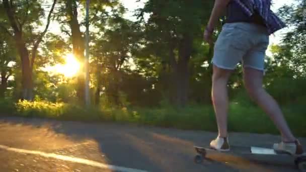 Jóképű férfi, gördeszka, nap fény, park lassítva — Stock videók