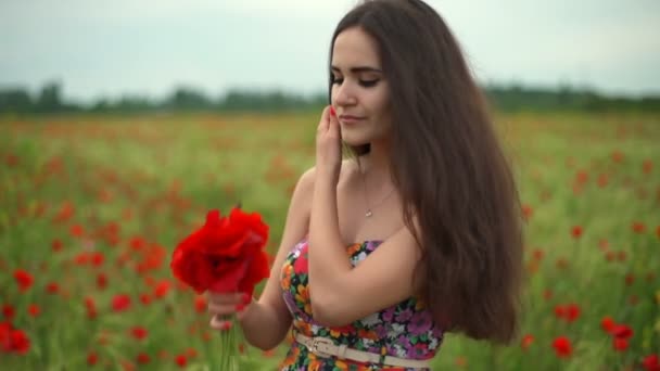 Femmina sorridente che tiene un mazzo di papaveri al rallentatore — Video Stock