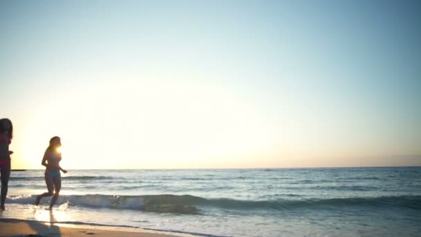 Schöne Mädchen im Bikini laufen in Zeitlupe am Meer entlang — Stockvideo