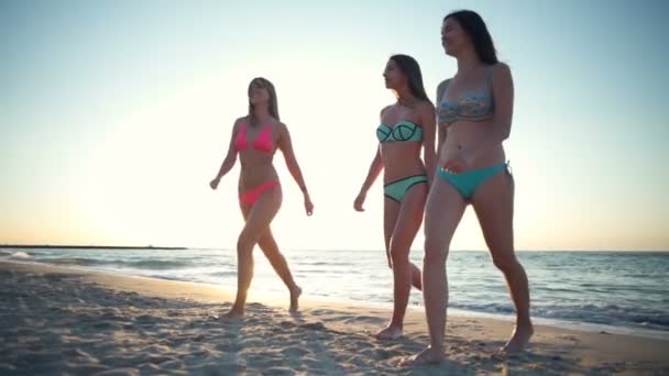 Boneca tiro de meninas bonitas em biquíni andando na praia câmera lenta — Vídeo de Stock