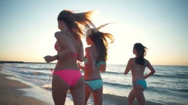 arkadan görünüşü kızlar sahilde gündoğumu yavaş hareket kaçmak