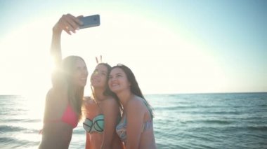 selfie deniz arka plan ağır çekimde alarak bikini üç güzel kız