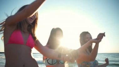 Üç mutlu kız arkadaşları deniz ağır çekim boyunca bikini yürüyüş yukarı kapatın