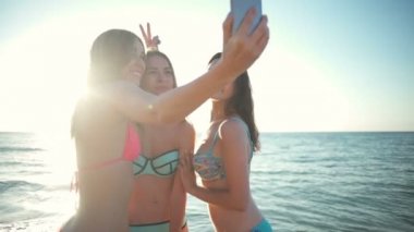 selfie plaj yavaş hareket üzerinde yapıyor mayo üç genç kadın