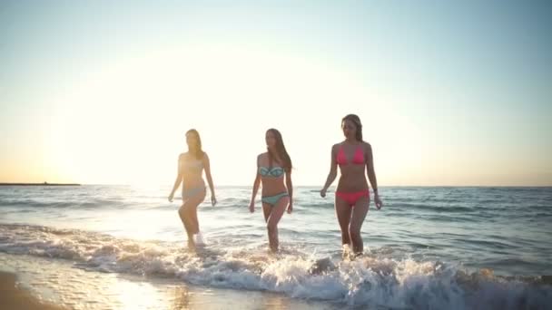 Τρεις όμορφες νεαρές γυναίκες στο μπικίνι που βγαίνει από τη θάλασσα αργή κίνηση — Αρχείο Βίντεο