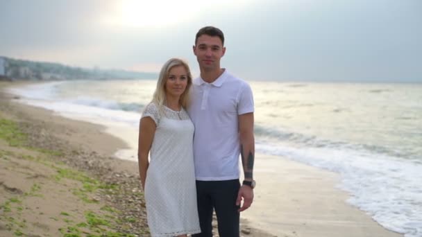 Retrato de pareja joven de pie cerca de la playa cámara lenta — Vídeo de stock