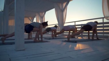 bir grup insan tahta şafak yavaş hareket, terasta yapıyor