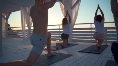 gençlerin pratik yoga terasta şafak ağır çekim denizde tarafından