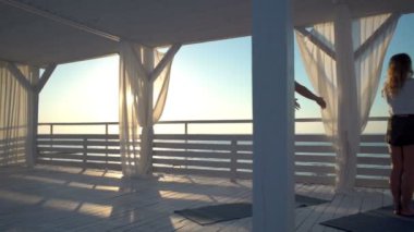 Asana şafak ağır çekim ışınları bir satırda tek tek yapan insanlar