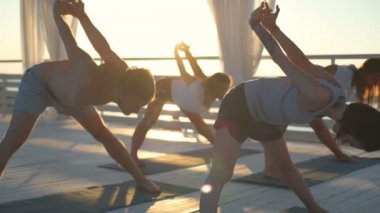 insanların pratik yoga şafak yavaş hareket, terasta grup