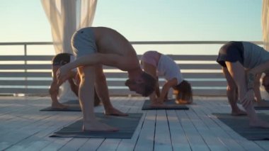 Grup yoga açık sınıf ağır çekim Dolly atış