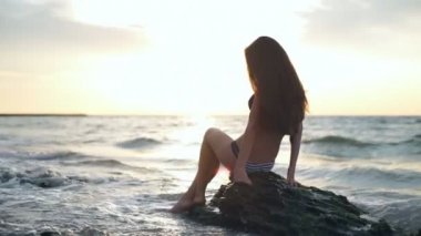 deniz kenarı yavaş hareket poz görünümü genç kadın bikini geri