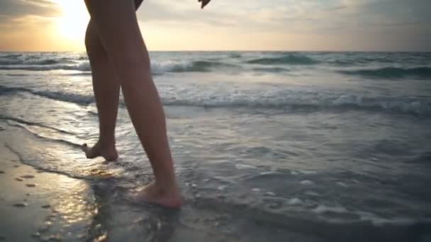 Kamera verfolgt hübsche Frau, die in Bikini-Zeitlupe am Meer entlang läuft — Stockvideo