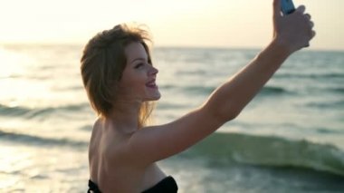 Genç güzel kız gülümseyerek, selfie yapma Mayo içinde kırmızı dudaklar