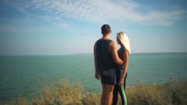 Ağır çekim gülümseyen deniz manzara arıyorum güzel sportif çift sevinçli