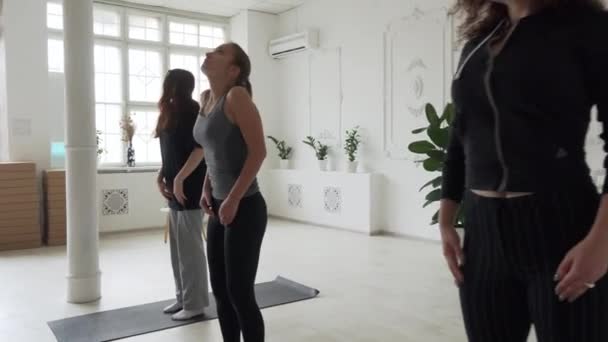 Mladé atraktivní feny dělá jógu ve velkém studiu — Stock video