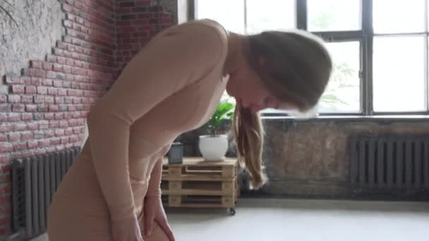 Close-up jong knap vrouw doen nauli technisch pranayama yoga — Stockvideo