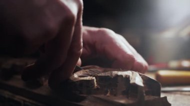 Ahşap çerçeve ile çalışan katılımcıyı kapat